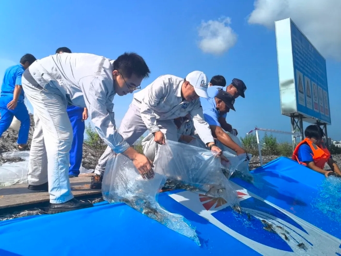 邕宁水利枢纽增殖放流163万尾鱼苗入邕江